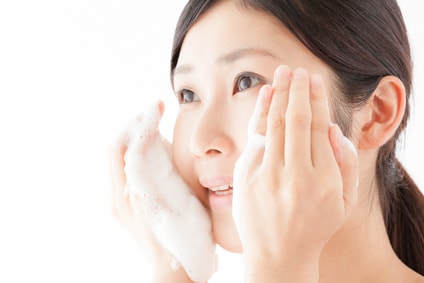 洗顔フォームを使う女性